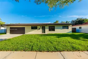 14515 Mahogany Ct, Miami Lakes, FL 33014 - Photo 4