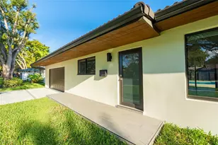 14515 Mahogany Ct, Miami Lakes, FL 33014 - Photo 4