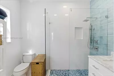2463 Pine Tree Dr #PH, Miami Beach, FL 33140 - Photo 22