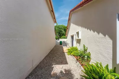 10635 NW 54th St, Doral, FL 33178 - Photo 32