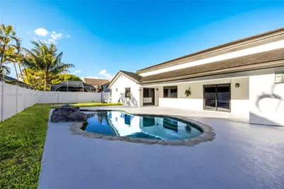 930 NW 197th Ave, Pembroke Pines, FL 33029 - Photo 10