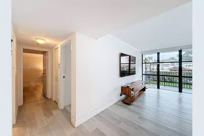 1000 Parkview Dr #121, Hallandale Beach, FL 33009 - Photo 10