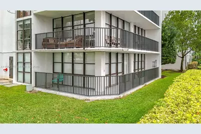 1000 Parkview Dr #121, Hallandale Beach, FL 33009 - Photo 1