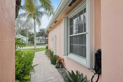15201 S Wilshire Cir S, Pembroke Pines, FL 33027 - Photo 4