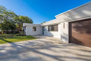 10910 NE 9th Ct, Biscayne Park, FL 33161 - Photo 4