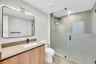 121 NE 5th St, Miami, FL 33130 - Photo 14