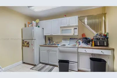 898 NE 39th St, Oakland Park, FL 33334 - Photo 8