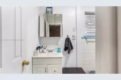 898 NE 39th St, Oakland Park, FL 33334 - Photo 8