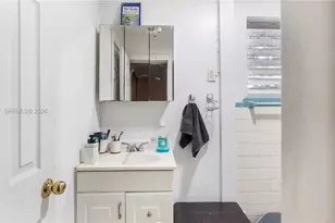 898 NE 39th St, Oakland Park, FL 33334 - Photo 8