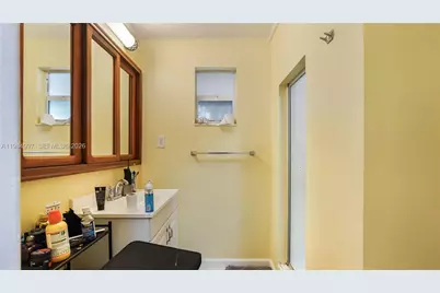 898 NE 39th St, Oakland Park, FL 33334 - Photo 20