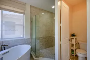 9602 W 35th Ln, Hialeah, FL 33018 - Photo 14