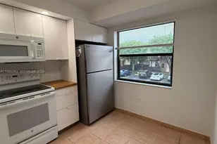 425 W Park Dr, Miami, FL 33172 - Photo 10