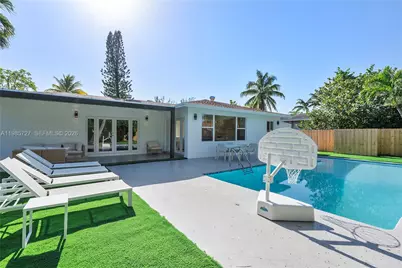 10801 Peachtree Dr, Miami, FL 33161 - Photo 32