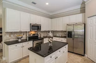 1633 Victoria Pointe Ln, Weston, FL 33327 - Photo 2