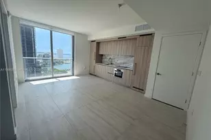77 SE 5th St, Miami, FL 33131 - Photo 2