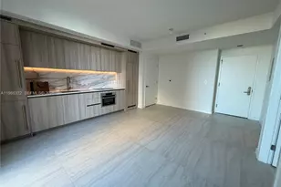 77 SE 5th St, Miami, FL 33131 - Photo 14
