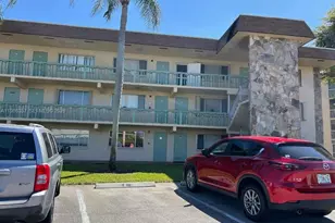 400 W Village Green Cir W, Palm Springs, FL 33461 - Photo 12