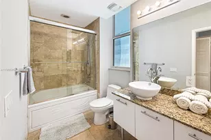 41 SE 5th St, Miami, FL 33131 - Photo 12