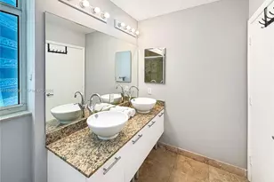 41 SE 5th St, Miami, FL 33131 - Photo 14
