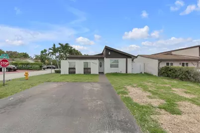 10532 SW 21st Ln, Miami, FL 33165 - Photo 2