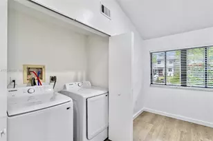 518 NE 199th Ln, Miami, FL 33179 - Photo 8