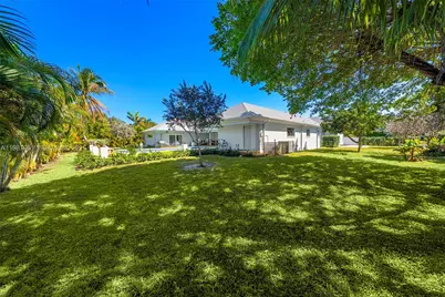 424 Alamanda Dr, Hallandale Beach, FL 33009 - Photo 36