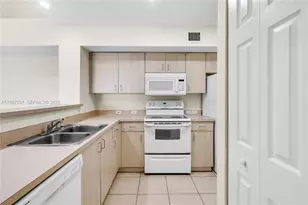 11185 SW 6th St, Pembroke Pines, FL 33025 - Photo 10