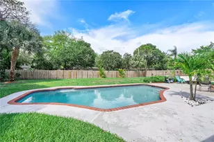 885 Camellia Ct, Plantation, FL 33317 - Photo 2