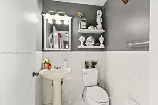 1041 NW 189th Ave, Pembroke Pines, FL 33029 - Photo 14