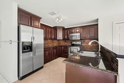 1041 NW 189th Ave, Pembroke Pines, FL 33029 - Photo 10