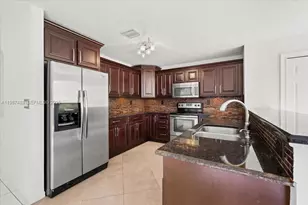 1041 NW 189th Ave, Pembroke Pines, FL 33029 - Photo 10