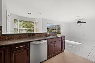 1041 NW 189th Ave, Pembroke Pines, FL 33029 - Photo 12