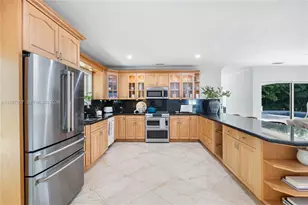 10235 SW 58th Ct, Pinecrest, FL 33156 - Photo 14