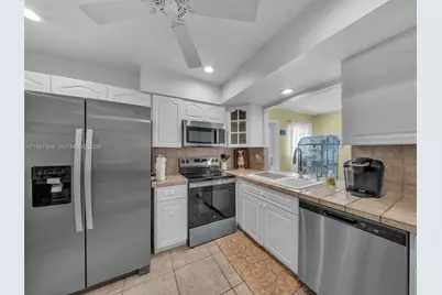 9621 NW 8th St, Pembroke Pines, FL 33024 - Photo 14