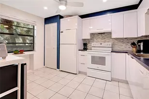 1100 Colony Point Cir, Pembroke Pines, FL 33026 - Photo 8