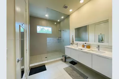 10460 NW 67th St, Doral, FL 33178 - Photo 12