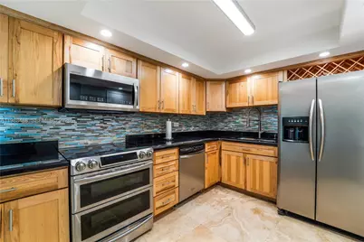 6039 Collins Ave #1229, Miami Beach, FL 33140 - Photo 4