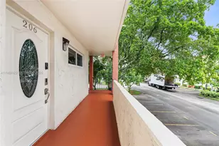 9420 S Hollybrook Lake Dr, Pembroke Pines, FL 33025 - Photo 6
