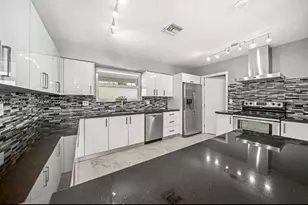 909 N 13th Ct, Hollywood, FL 33019 - Photo 6