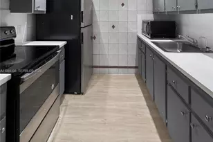 13250 SW 4th Ct, Pembroke Pines, FL 33027 - Photo 6