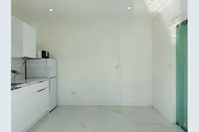 706 W 40th Pl #Efficiency, Hialeah, FL 33012 - Photo 8