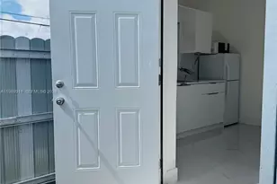 706 W 40th Pl, Hialeah, FL 33012 - Photo 4