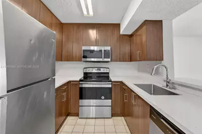 400 W Palm Cir W #306, Pembroke Pines, FL 33025 - Photo 4