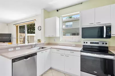 15462 NW 14th Ct, Pembroke Pines, FL 33028 - Photo 4