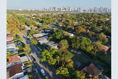 1060 NW 51 St, Miami, FL 33127 - Photo 2