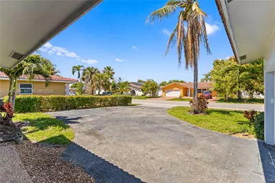 7506 NW 41st St, Coral Springs, FL 33065 - Photo 2