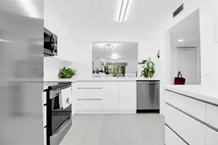 700 SW 137th Ave, Pembroke Pines, FL 33027 - Photo 2