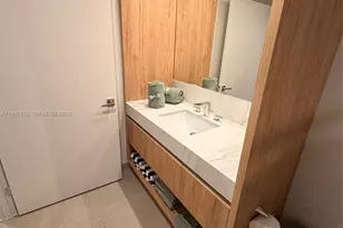 11 NE 6th St, Miami, FL 33132 - Photo 12