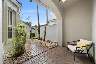 896 W Spinnaker Dr W, Hollywood, FL 33019 - Photo 2