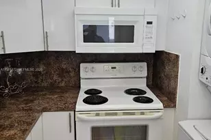 10090 NW 80th Ct, Hialeah Gardens, FL 33016 - Photo 4